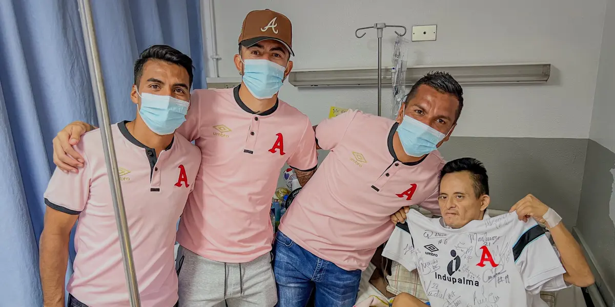 Los albos se tomaron un tiempo para realizar una visita a un aficionado