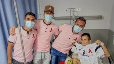Los albos se tomaron un tiempo para realizar una visita a un aficionado