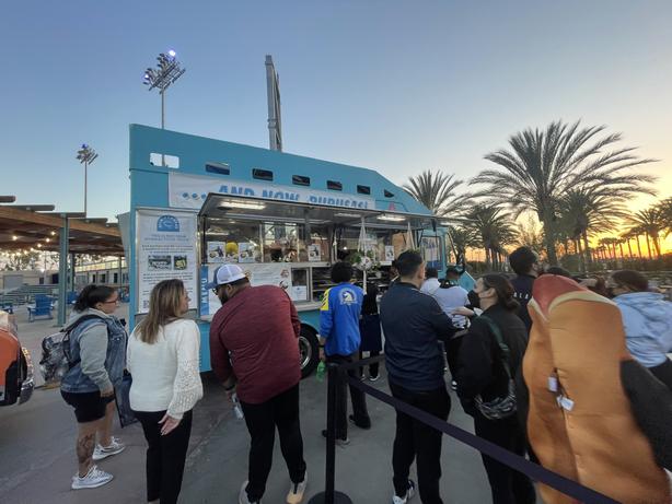 Los angelinos han sido conquistado con el buen sazón salvadoreño y en cada partido del Galaxy aprovechan a degustar las pupusas