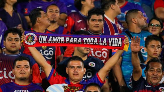 Los hinchas santanecos increparon a su equipo tras la humillante derrota ante Metapán en el derbi de Santa Ana