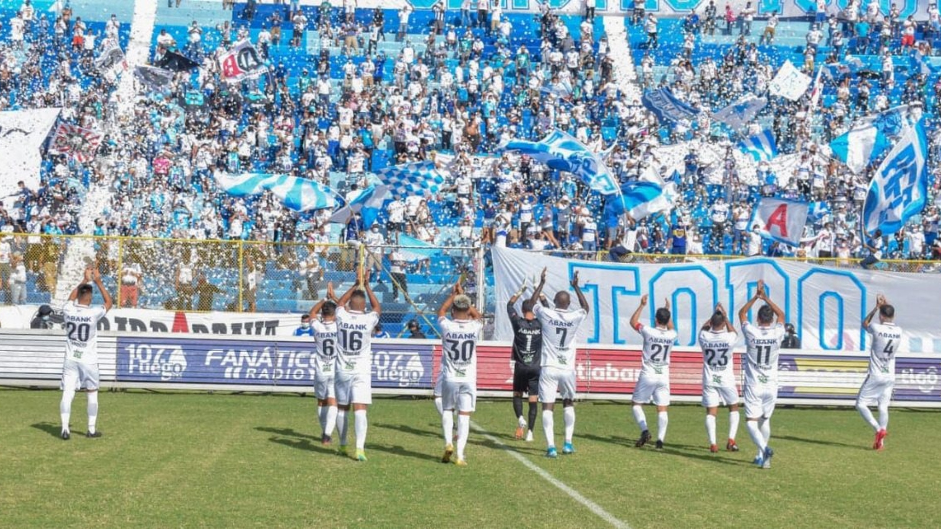 Los jugadores albos no ocultan la alegría de volver a contar con el apoyo de la hinchada en los partidos de local