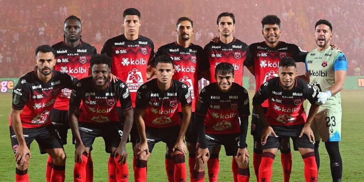 Muchos aprovecharon la oportunidad para solicitarle un autógrafo al talentoso jugador cuscatleco, quien es considerado una de las "joyas"