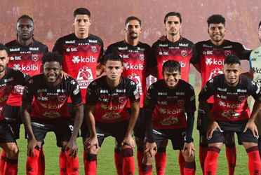 Muchos aprovecharon la oportunidad para solicitarle un autógrafo al talentoso jugador cuscatleco, quien es considerado una de las "joyas"