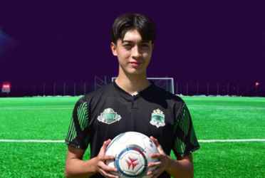 Nada parece fuera de lo común en un delantero de las reservas del Dragón, excepto por su ligera dificultad para hablar español