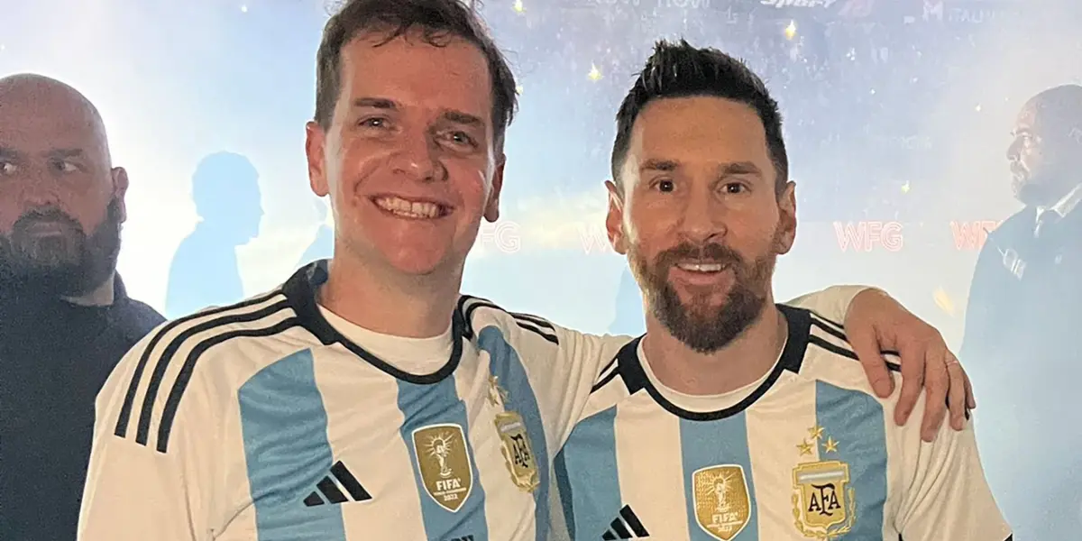 Pese a las altas horas de la noche, la hinchada salvadoreña esperaba ver a Messi en las afueras del hotel de concentración