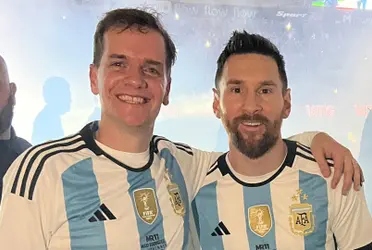 Pese a las altas horas de la noche, la hinchada salvadoreña esperaba ver a Messi en las afueras del hotel de concentración