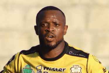 Por una cuestión administrativa, el delantero de Trinidad y Tobago no jugará ante El Salvador, en cambio estará en el duelo ante Alianza