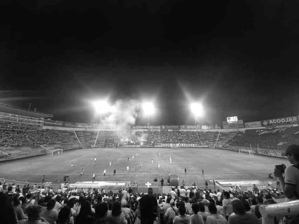Reportes preliminares apuntan a que al menos cinco personas perdieron la vida en el escenario deportivo.