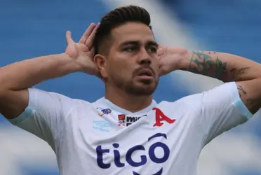 Rodolfo Zelaya tuvo gesto con hincha de Alianza.