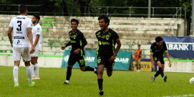Sanchéz celebrando el 2-1  en el comienzo de la segunda parte, ante unos albos desconcertados.