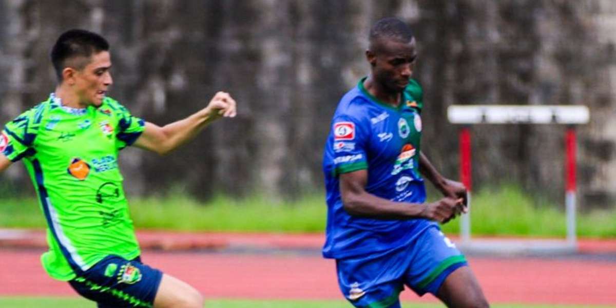 Santa Tecla tomó la delantera con un gol de Aquiles Méndez, quien remató de cabeza un centro cruzado imparable para el arquero Óscar Pleitez