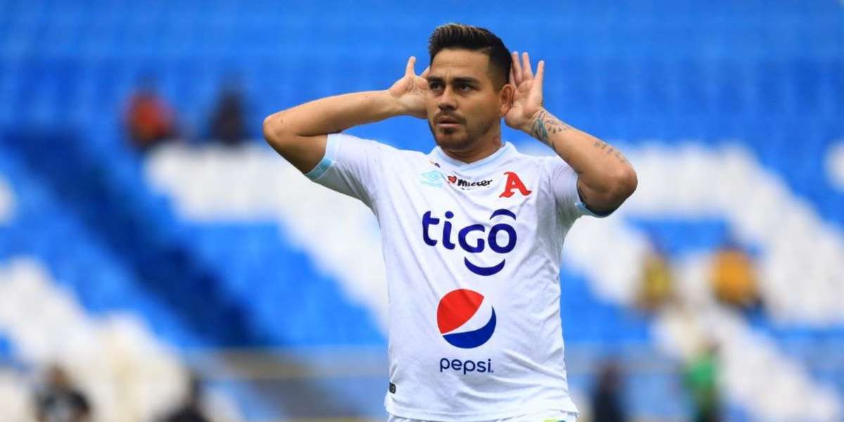 Según el futbolista, la molestia en una de sus piernas surgió una semana antes del inicio del campeonato, pero no se hizo exámenes adecuados