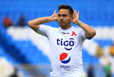 Según el futbolista, la molestia en una de sus piernas surgió una semana antes del inicio del campeonato, pero no se hizo exámenes adecuados