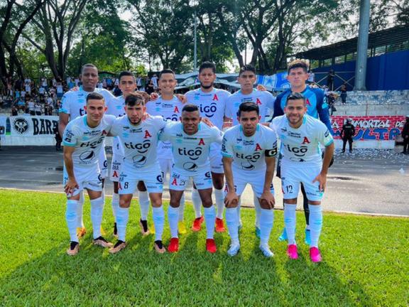 Un doblete de Emerson Mauricio fue suficiente para que los albos sumaran otros tres puntos y de paso dejar sin chances al Tecla.