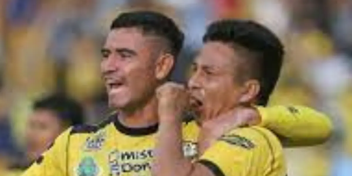 Un video compartido por Municipal Limeño en sus redes sociales muestra cómo Delgadillo recibió un golpe en el abdomen por parte de un Once