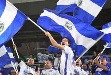 Una gran parte de los seguidores ocupó el sector de la tribuna en este recinto deportivo, mientras que la zona de sol general se llenó