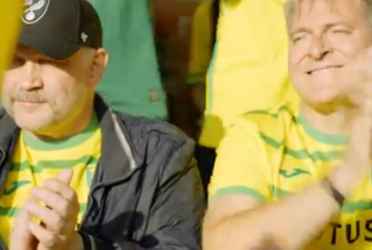 Uno de los aficionados muestra una actitud enérgica y eufórica durante los partidos, celebrando cada gol con entusiasmo