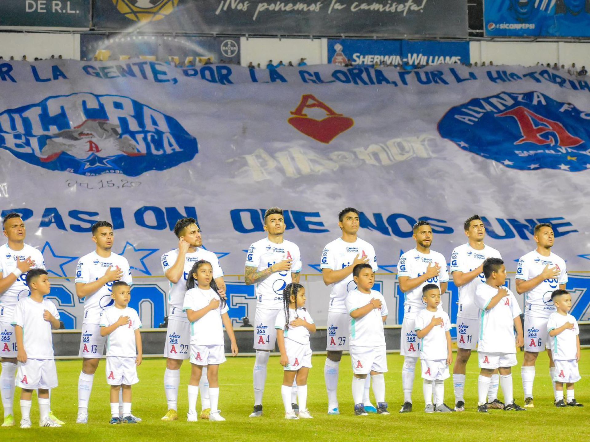 Varios de los futbolistas que ayudaron a las personas usaron sus redes sociales para dar un mensaje por la estampida.