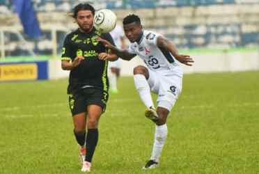 Yerson Tobar disputando el balón con jugador de Santa Tecla, y autor de una asistencia / Foto tomada de EDH